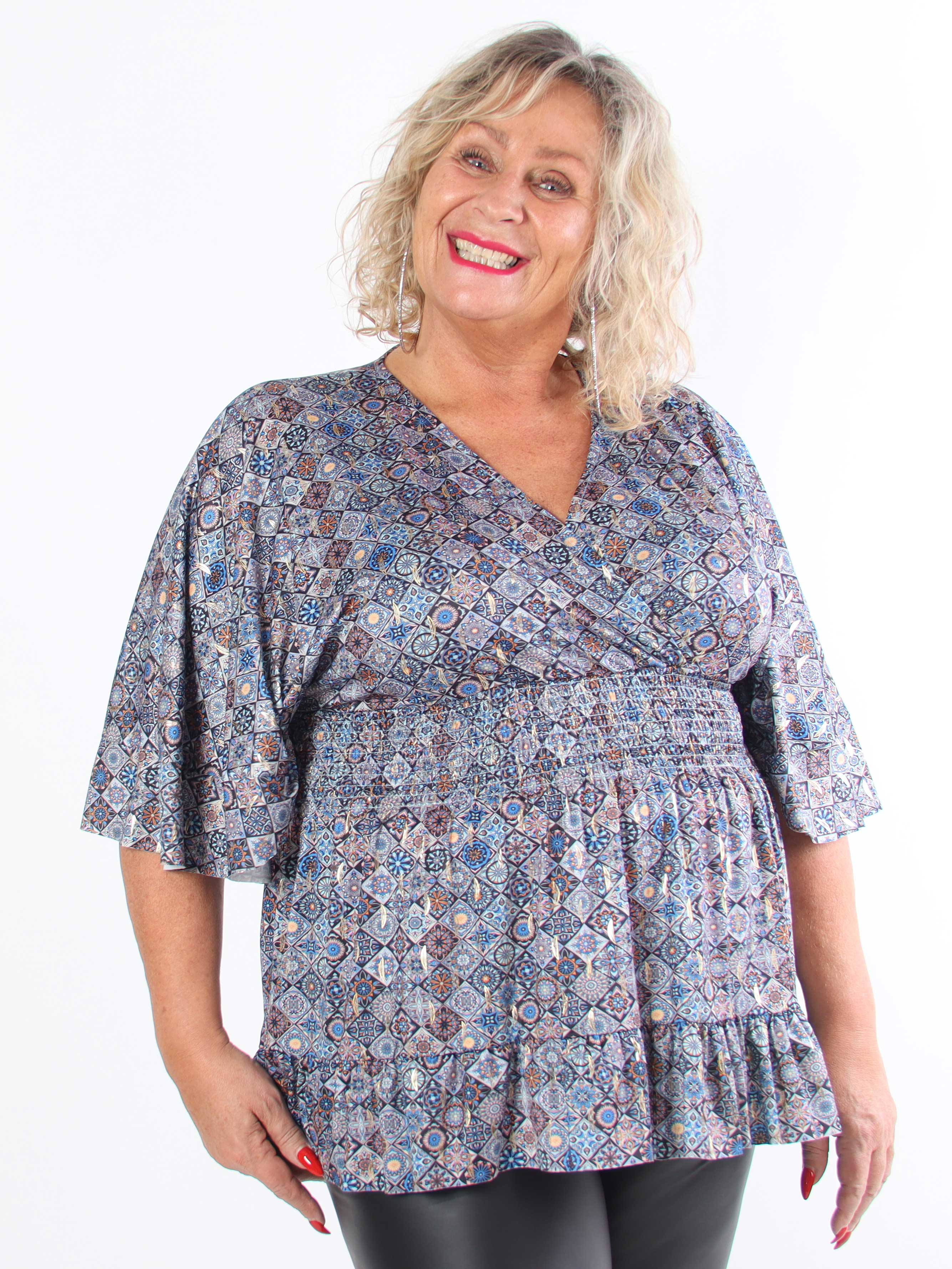 Pamela Mosaic Shirt - Elastisk plus size tunika med smock och volanger